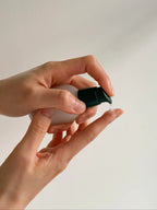 Hand applying a small amount of Mille de Fleur Blanche Extra Concentrate Sérum to another hand