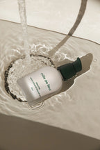 Mille de Fleur Blanche Extra Concentrate Sérum in a sink filled with water