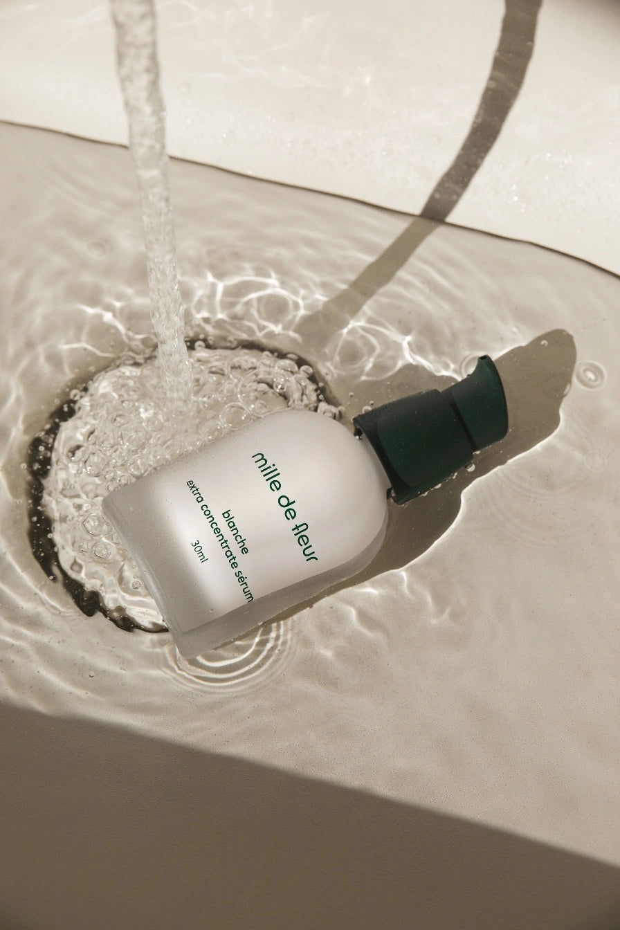 Mille de Fleur Blanche Extra Concentrate Sérum in a sink filled with water